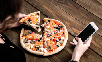 ピザ1切れのカロリーは30分のウォーキングに相当