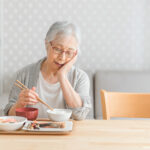 高齢者に低栄養が多いのはなぜ？原因と対策方法やレシピも紹介