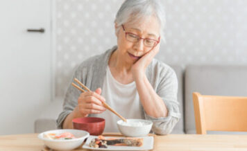高齢者に低栄養が多いのはなぜ？原因と対策方法やレシピも紹介