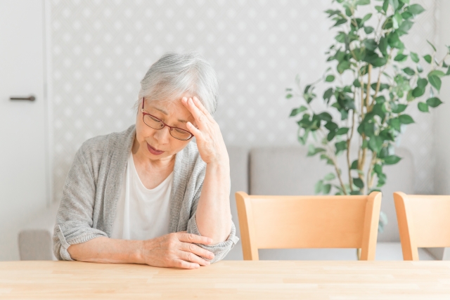 高齢者の食事が進まない原因とは？食べないときの対策も紹介