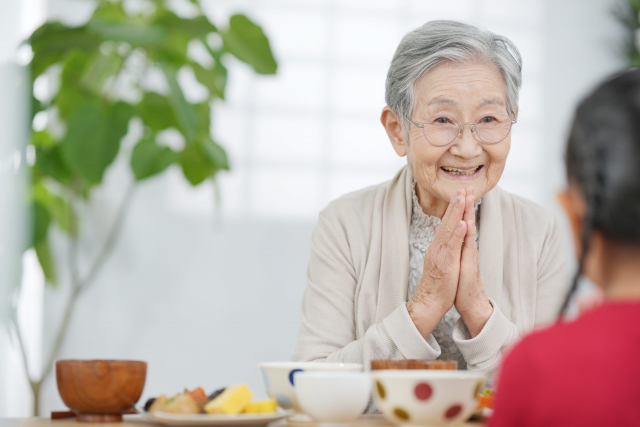 高齢者が食事でむせる場合の対処方法とは？むせないための工夫も紹介