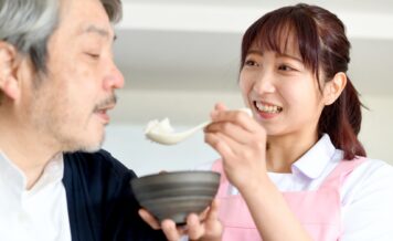 高齢者が食事すると吐くのはなぜ？原因や食事のポイントとは