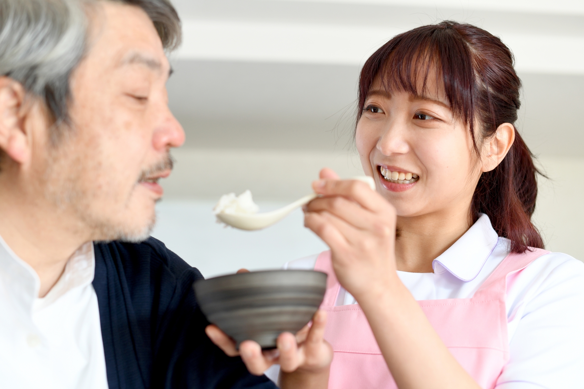 高齢者が食事すると吐くのはなぜ？原因や食事のポイントとは