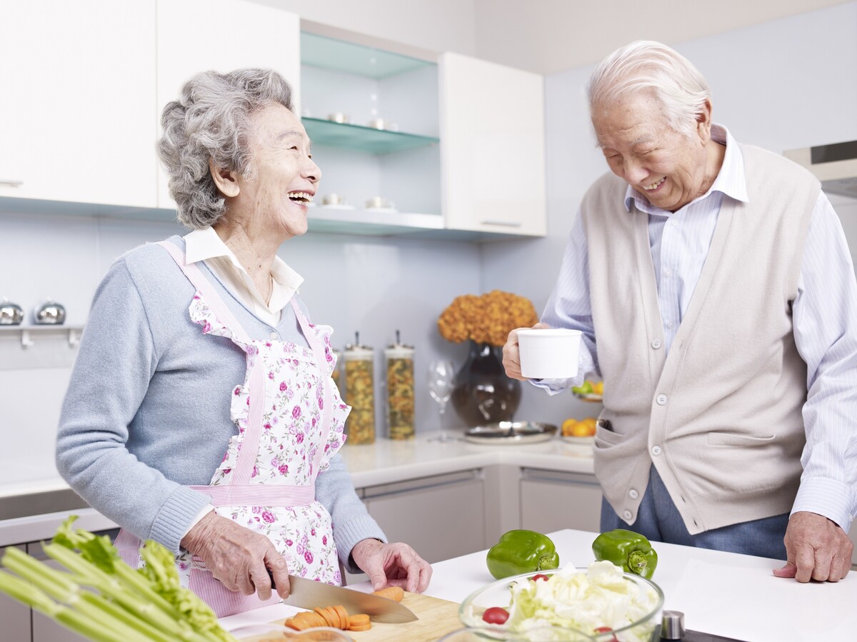 高齢者の食事量は活動量で変わる！寝たきり/無職/職業有の3ケースで解説