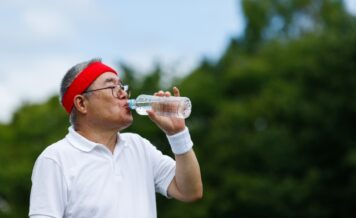 高齢者の脱水症状の見分け方！重症度・対処法・摂りすぎサインまで解説