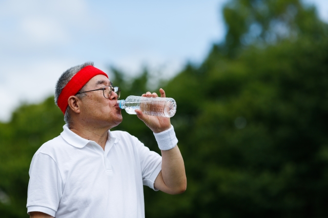 高齢者の脱水症状の見分け方！重症度・対処法・摂りすぎサインまで解説