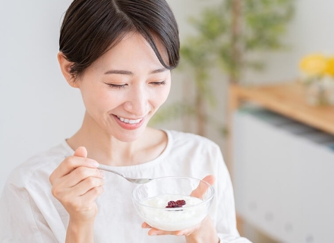 ヨーグルト食べている女性
