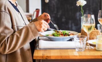 糖質制限でも外食できるレストランの探し方｜メニューの選び方も解説