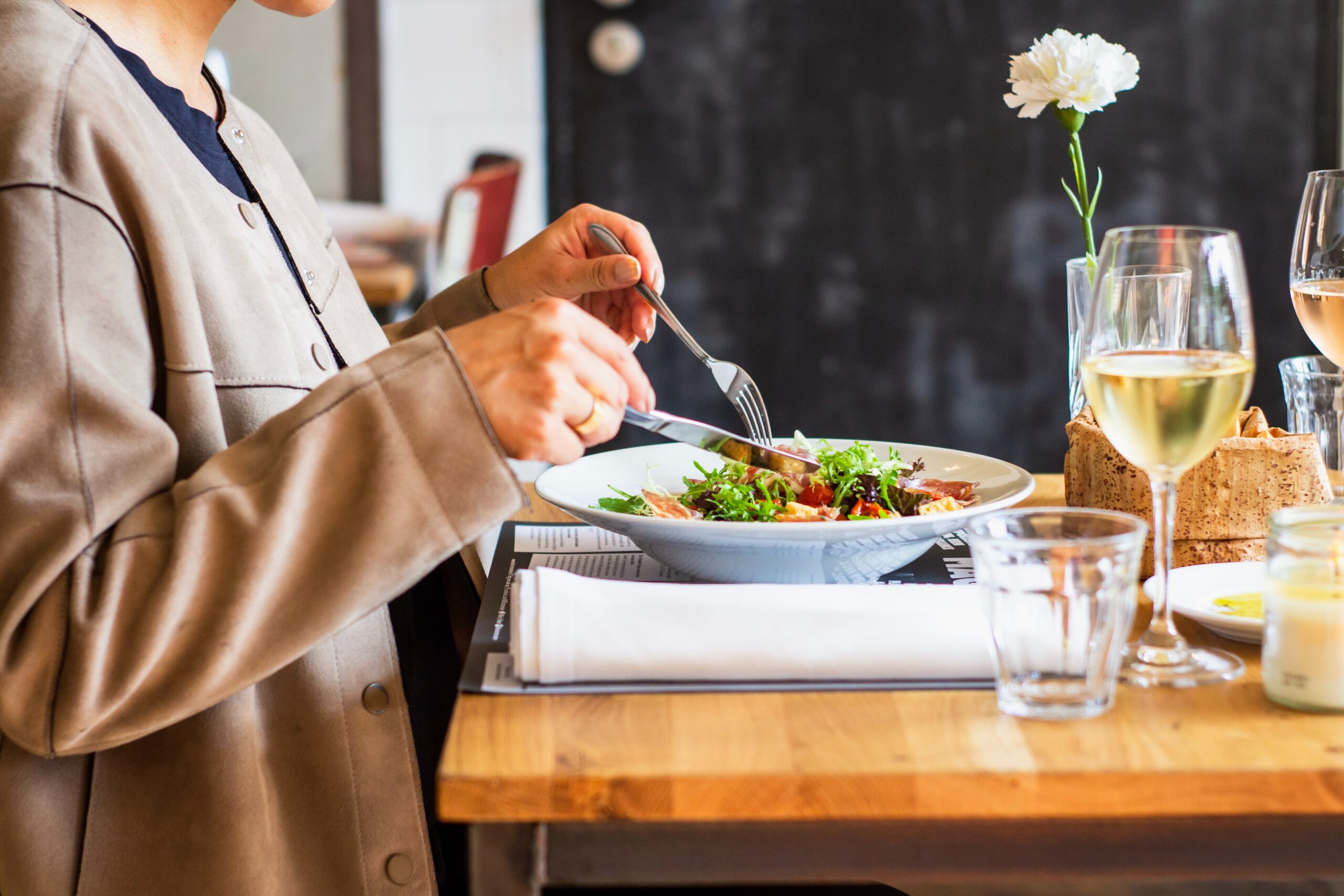 糖質制限でも外食できるレストランの探し方｜メニューの選び方も解説