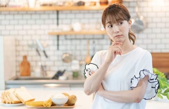 悩む女性