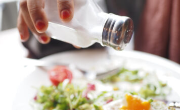 減塩のコツを徹底解説！無理なく続ける食事の工夫と塩分を抑える習慣